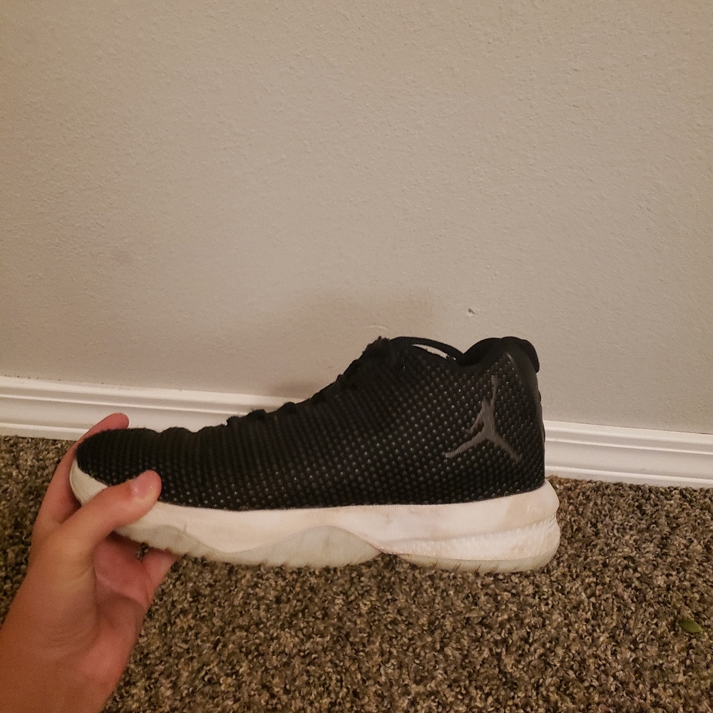 Black Jordan Basketball Shoes - Picture 3 of 9
